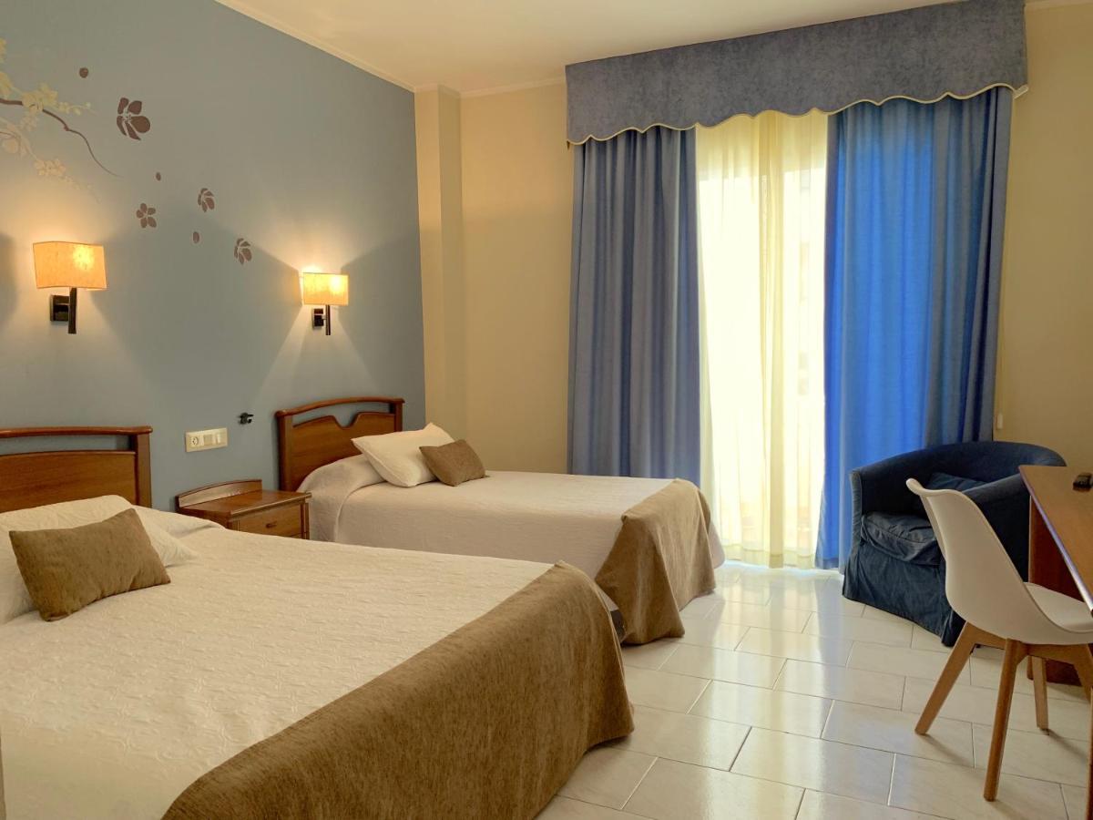 Sant Carlos de la Ràpita Hotel Restaurant Llansola מראה חיצוני תמונה